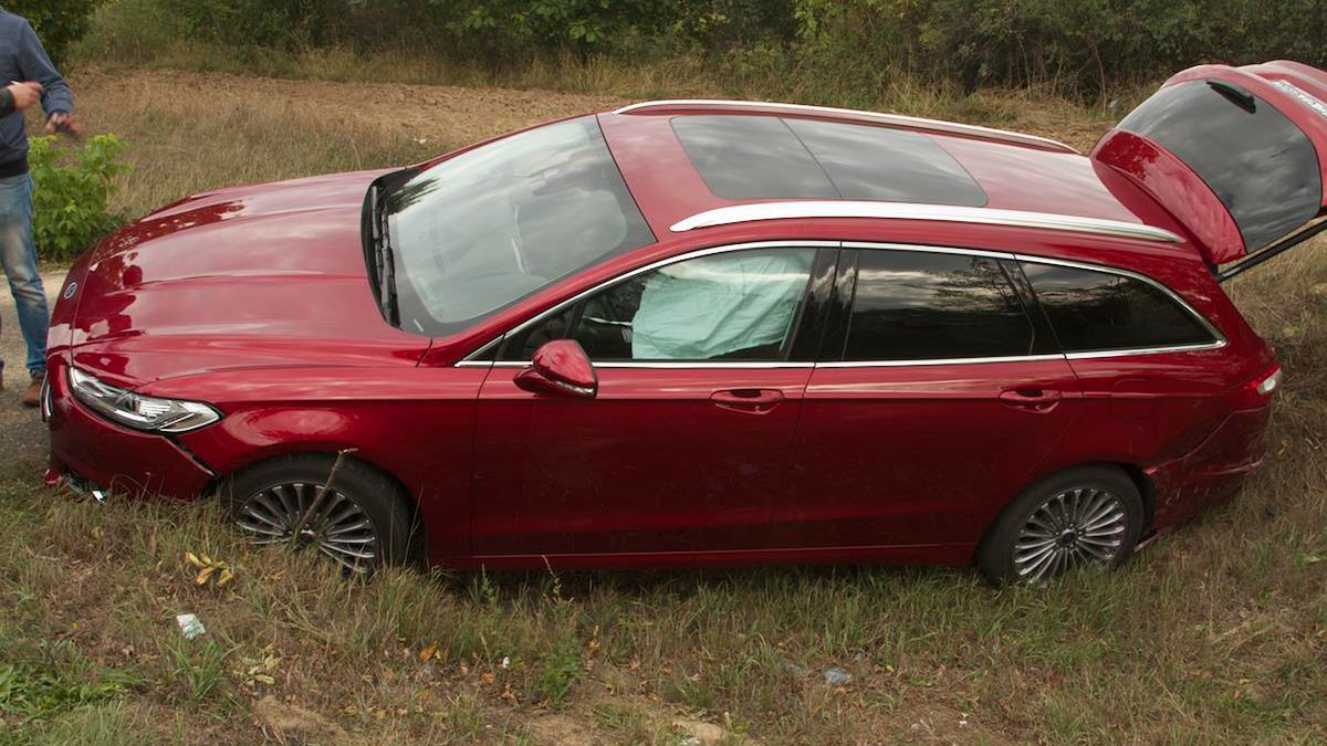 Skręt w lewo zakończył się nieoczekiwanym uderzeniem przez wyprzedzający pojazd. Kto zawinił?