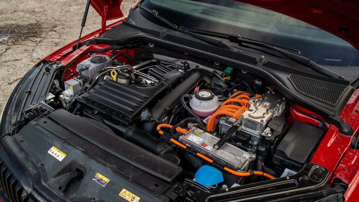 W przypadku hybryd, moc silnika spalinowego i elektrycznego nie dodaje się na zasadzie 1+1