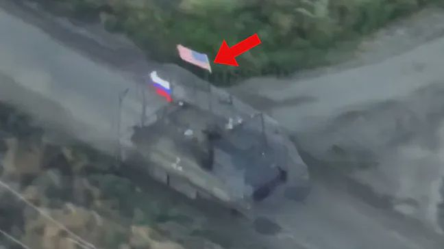 Rosjanie  w wozie z amerykańską flagą