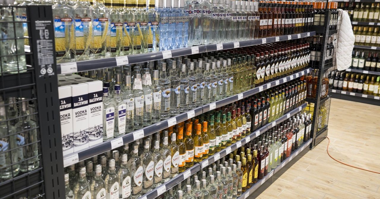 Który alkohol króluje na naszych paragonach latem? Dane mówią jasno