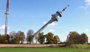 Jemiołów: Jedna z dwóch wież przeszła do historii. Obiekt był nieużywany, został wysadzony w powietrze