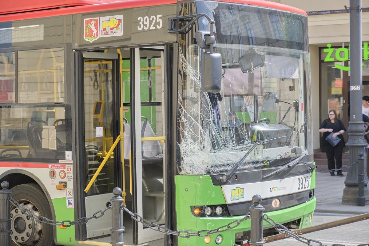 Uszkodzony trolejbus po zderzeniu z nissanem na ul. Lubartowskiej