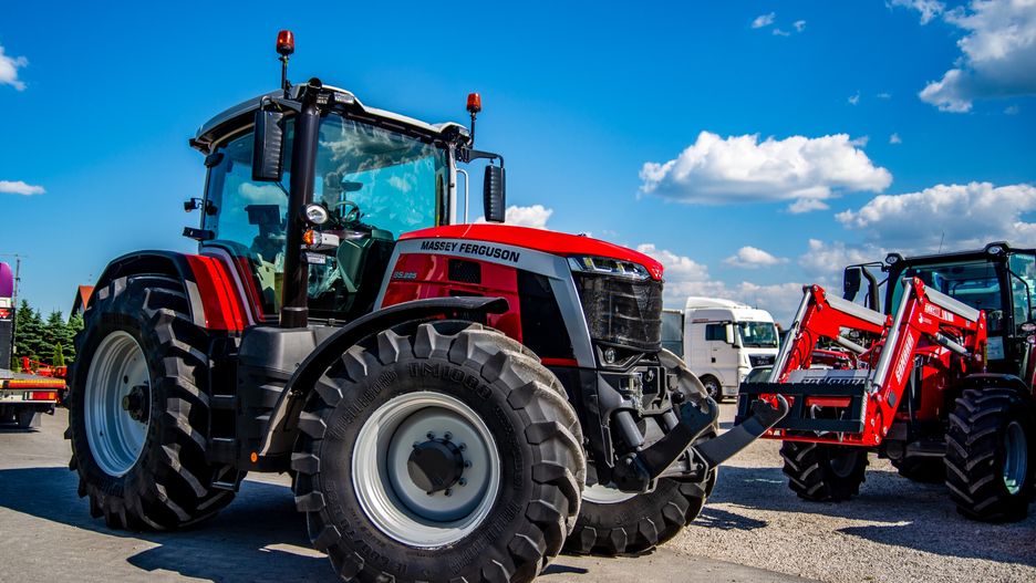 Massey Ferguson 8.225S jako nowość i nagrodzony jako traktor roku 2021 u świętokrzyskiego dealera Lukpol Agro w Górnie
