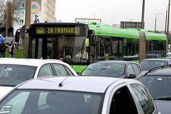 Uszkodzenie sieci trakcyjnej na skrzyżowaniu ulic Hetmańskiej i 28 Czerwca 1956 r. Poznaniu. Siedem linii tramwajowych zmieniło trasy