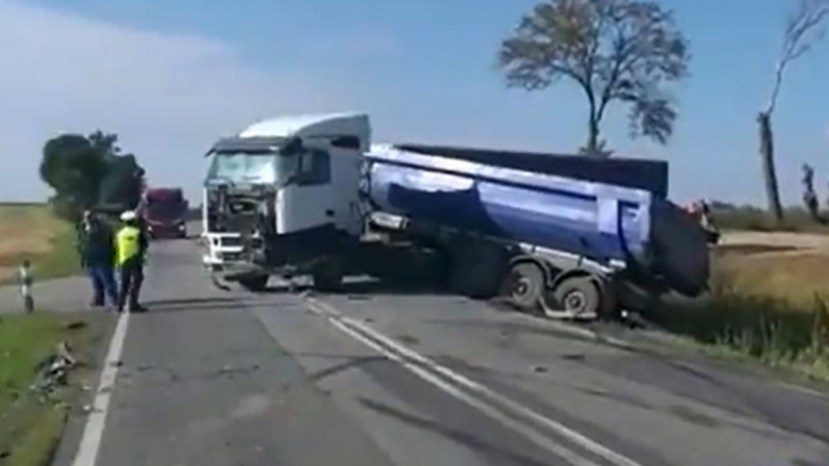 Część ciężarówki wylądowała w rowie