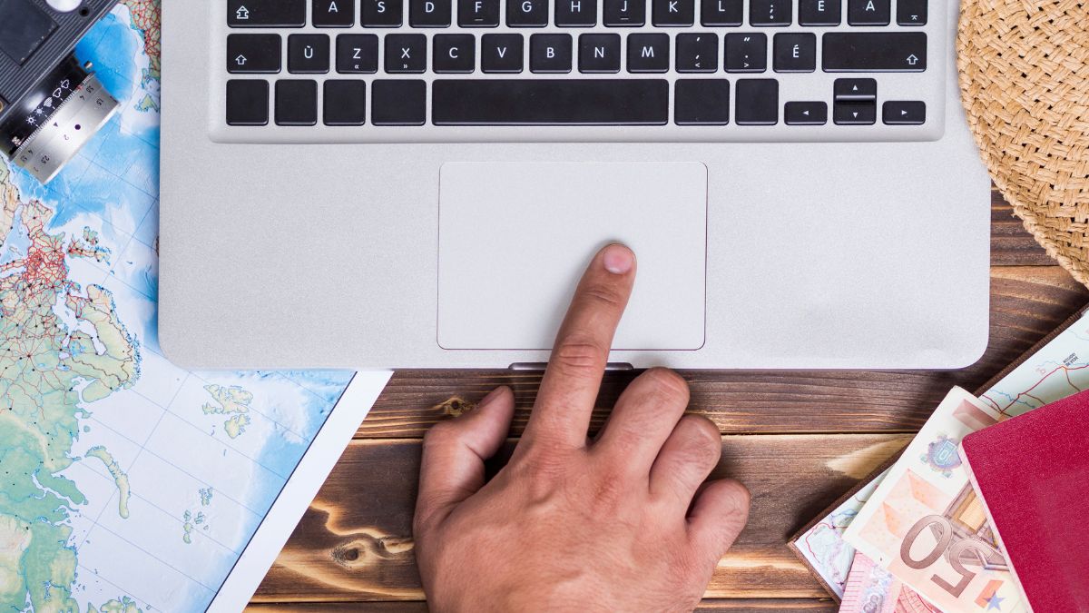 Mężczyzna planuje podróż.