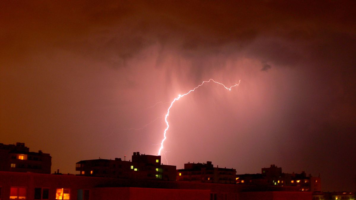 piorun błyskawica burza wyładowania atmosferyczne 