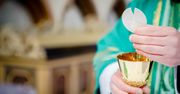 Rozwodnicy mogą przyjmować komunię? Burza po odpowiedzi księdza