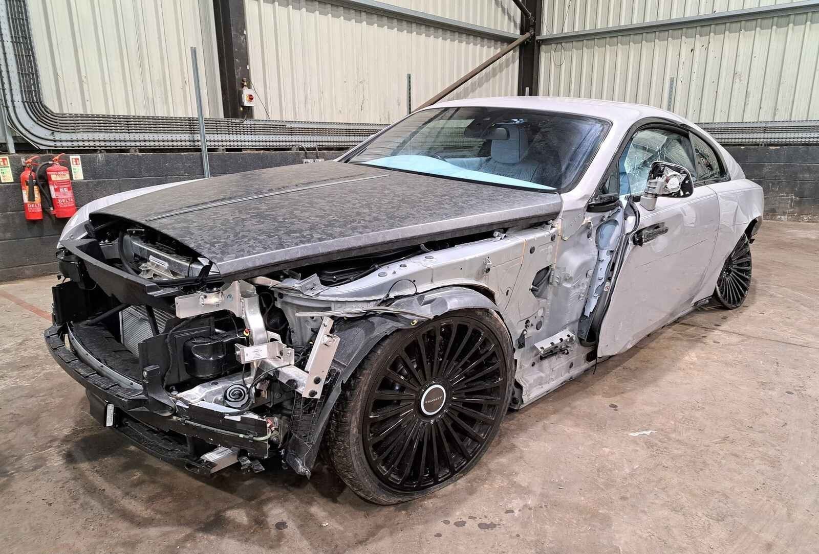Na zdjęciu: rozbity Rolls Royce Marcusa Rashforda