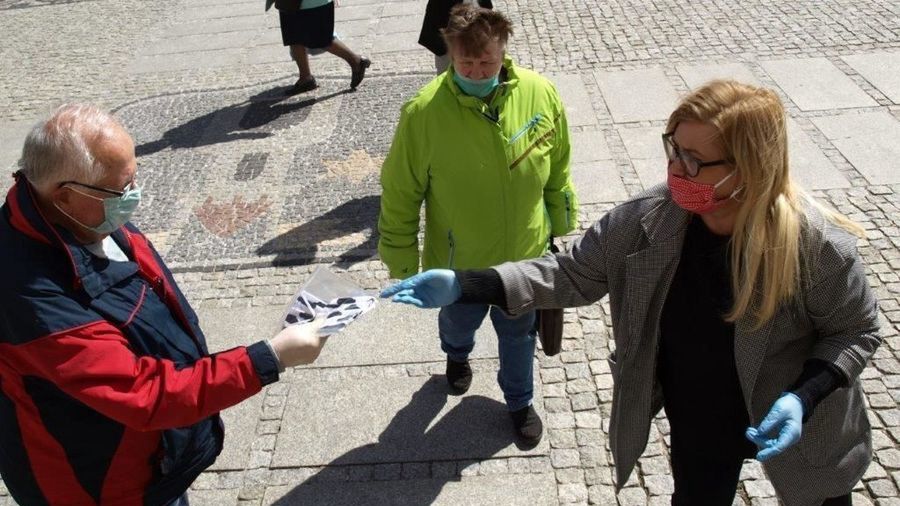 Koronawirus. Dostała 10 tys. zł kary za rozdawanie maseczek. Uchylono decyzję w tej sprawie