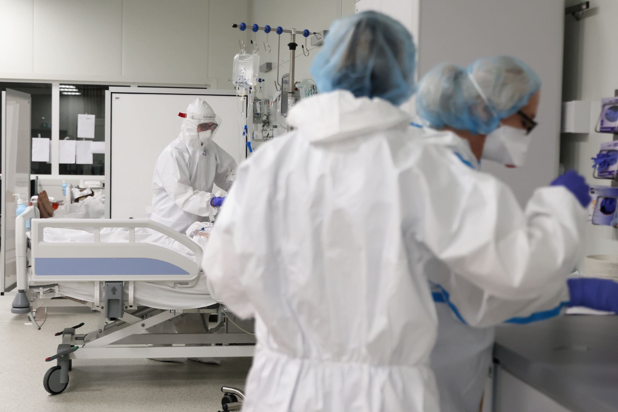 wn�trza szpitalaWarszawa, 13.01.2022. Koronawirus w Polsce. Szpital modu�owy Wojskowego Instytutu Medycznego w Warszawie, 13 bm. Szpital przeznaczony jest dla najci�ej chorych na COVID-19. (jm) PAP/Leszek Szyma�skiLeszek Szyma�skiCOVID-19, epidemia, koronawirus, pandemia, SARS-CoV-2, szpital modu�owy, WIM, Wojskowy Instytut Medyczny, covid