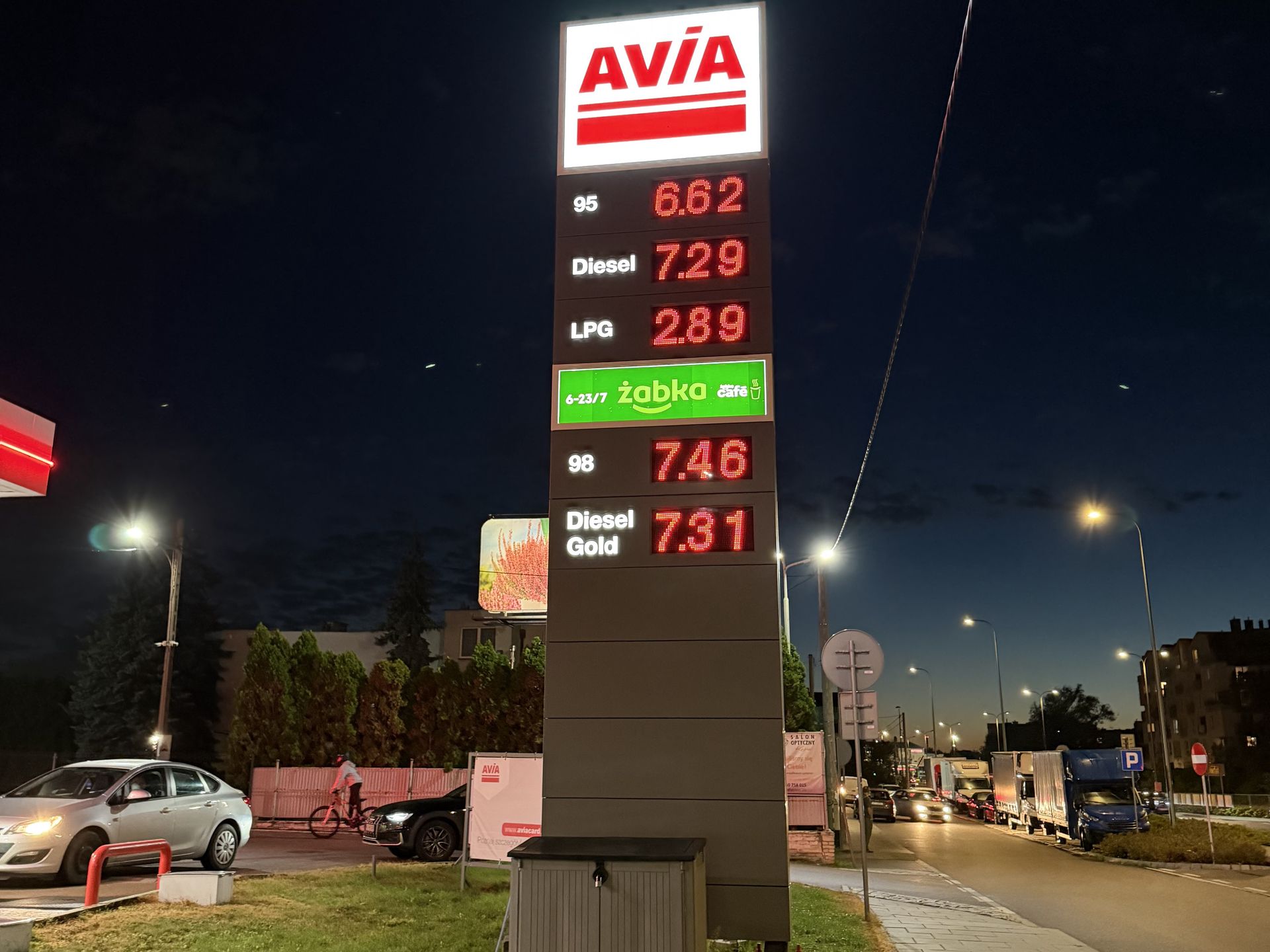Kolejka na stacji Avia przy ul. Łodygowej w Warszawie