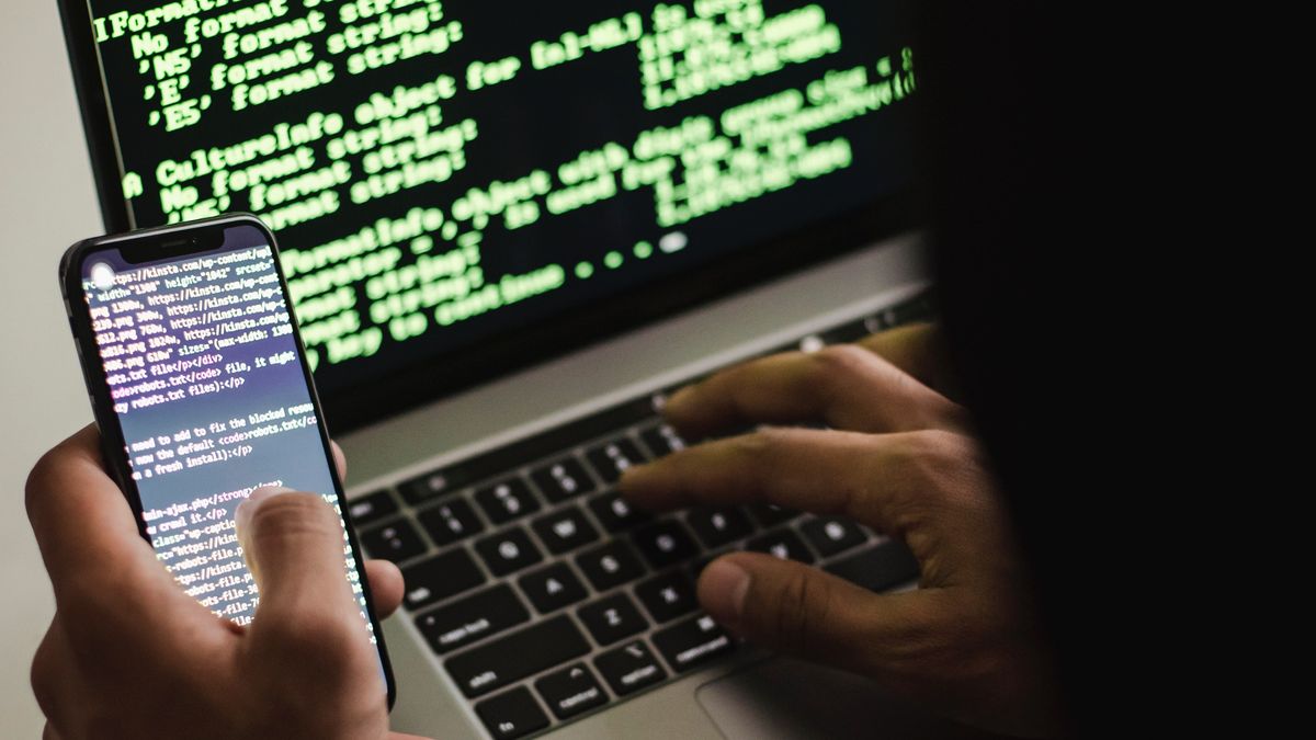 Haker przez laptopem