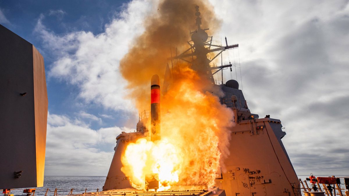 Australijski niszczyciel testuje pociski Tomahawk
An undated handout photo received on December 10, 2024 from the Australian Defence shows the HMAS Brisbane firing a Tomahawk Weapon System off the west coast of the US. The Australian destroyer HMAS Brisbane test-fired a US Tomahawk cruise missile, officials said on December 10, hailing a "major milestone" in the country's decade-long plan to beef up its fleet in the face of an Asia-Pacific arms race. (Photo by Handout / AUSTRALIAN DEFENCE / AFP) / ----EDITORS NOTE ----RESTRICTED TO EDITORIAL USE MANDATORY CREDIT " AFP PHOTO / AUSTRALIAN DEFENCE" NO MARKETING NO ADVERTISING CAMPAIGNS - DISTRIBUTED AS A SERVICE TO CLIENTS
HANDOUT