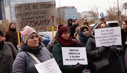 Protest studentów Collegium Humanum. "Zostałam zwolniona w dwóch placówkach"