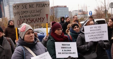 Protest studentów Collegium Humanum. "Zostałam zwolniona w dwóch placówkach"