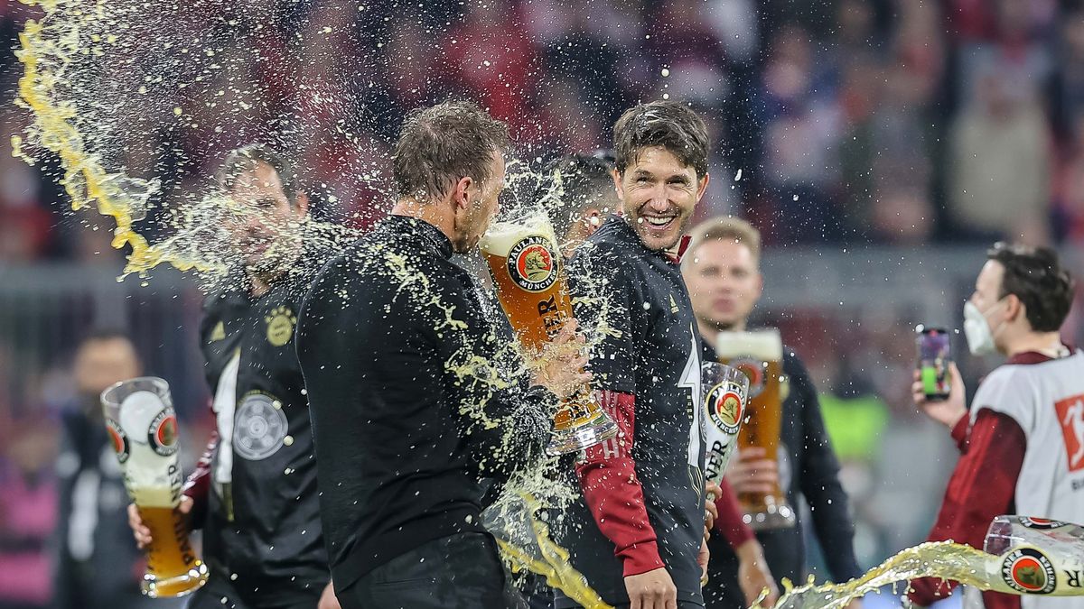 MUNICH, GERMANY - APRIL 23: head coach Julian Nagelsmann of Bayern Muenchen beer shower during the Bundesliga match between FC Bayern München and Borussia Dortmund at Allianz Arena on April 23, 2022 in Munich, Germany. (Photo by Roland Krivec/vi/DeFodi Images via Getty Images)