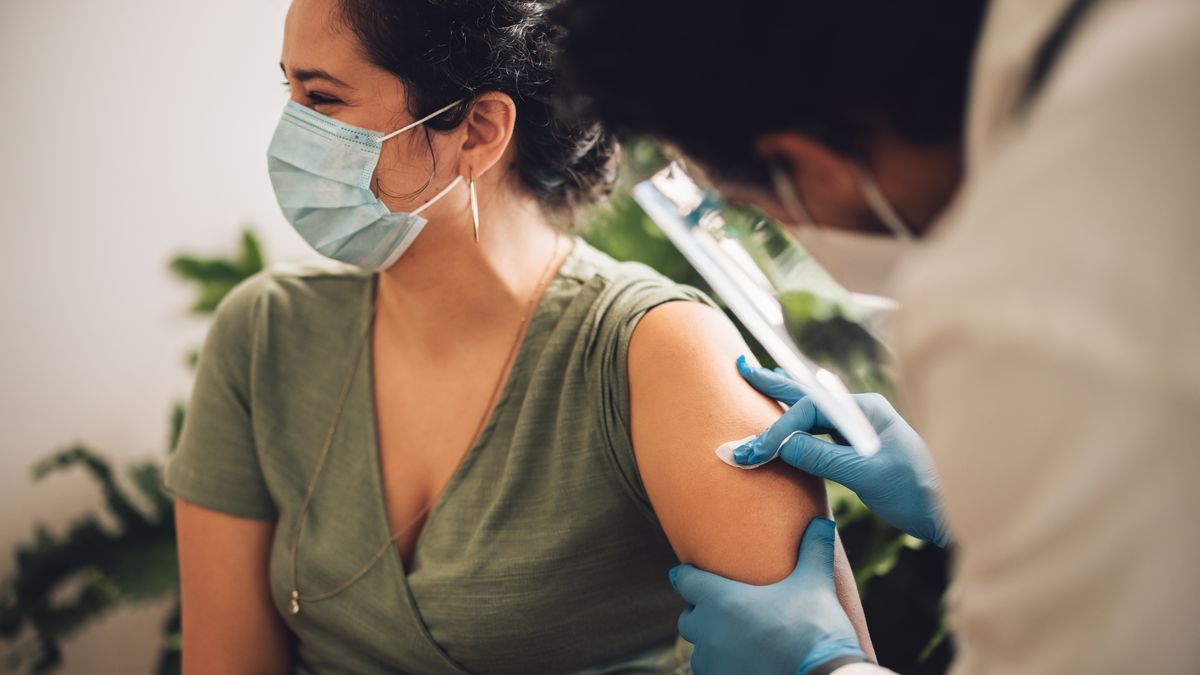 szczepienie szczepionka strzykawka szczepienia koronawirus pfizer astrazeneca moderna johnson