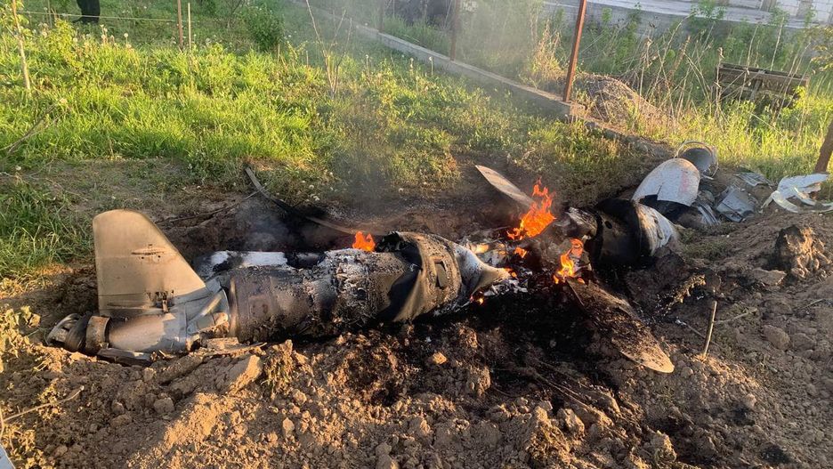 Seria ataków na Ukrainę. "Rosja próbuje terroryzować tyły" (na zdjęciu: szczątki zestrzelonej nad kijowem rakiety)