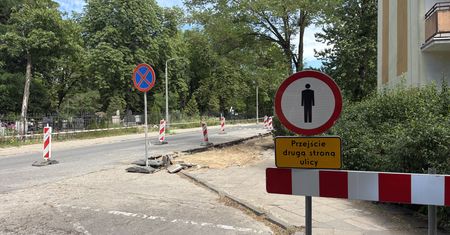 Chodniki znikają, miejsc parkingowych też ubywa. W Toruniu trwa remont na ulicy Gałczyńskiego