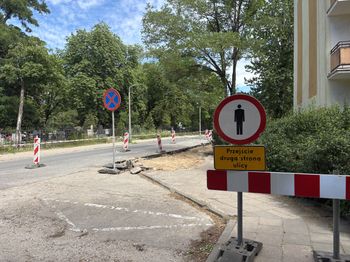 Chodniki znikają, miejsc parkingowych też ubywa. W Toruniu trwa remont na ulicy Gałczyńskiego
