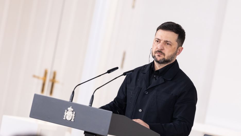 MADRID, SPAIN - NOVEMBER 18: Ukrainian President Volodymyr Zelensky (L) speaks during the press conference at the Moncloa Palace on November 18, 2025 in Madrid, Spain. The trip marks Zelensky's third time visiting Spain since Russia invaded Ukraine.  (Photo by Aldara Zarraoa/Getty Images)