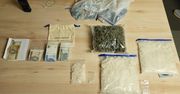 Poznań: Zatrzymani z narkotykami o wartości rynkowej kilkudziesięciu tysięcy złotych. Policja zabezpieczyła 2,5 kg środków odurzających