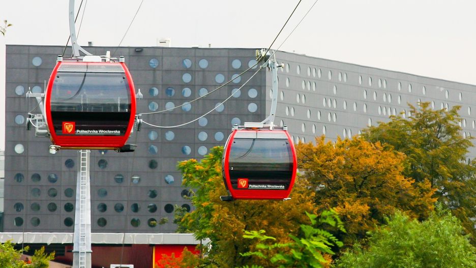 We Wrocławiu działa - od 2013 roku - całoroczna kolej gondolowa &#34;Polinka&#34;, kursująca nad Odrą, budynkami Politechniki Wrocławskiej. Jest wniosek by tego typu rozwiązania komunikacyjne pojawiały się także w Krakowie. Interpelacja w tej sprawie trafiła już do prezydenta Aleksandra Miszalskiego