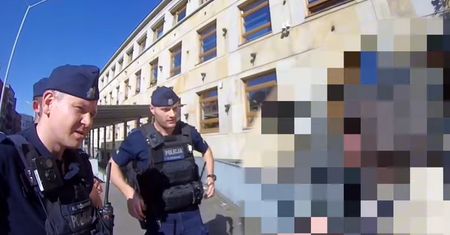 Wrzuciła 50 tys. zł do śmietnika. Nagle pojawili się policjanci. Jest nagranie z akcji