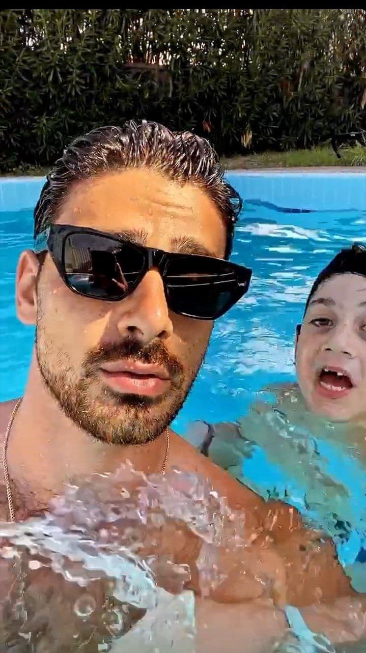 Michele Morrone bawi się z synem w basenie