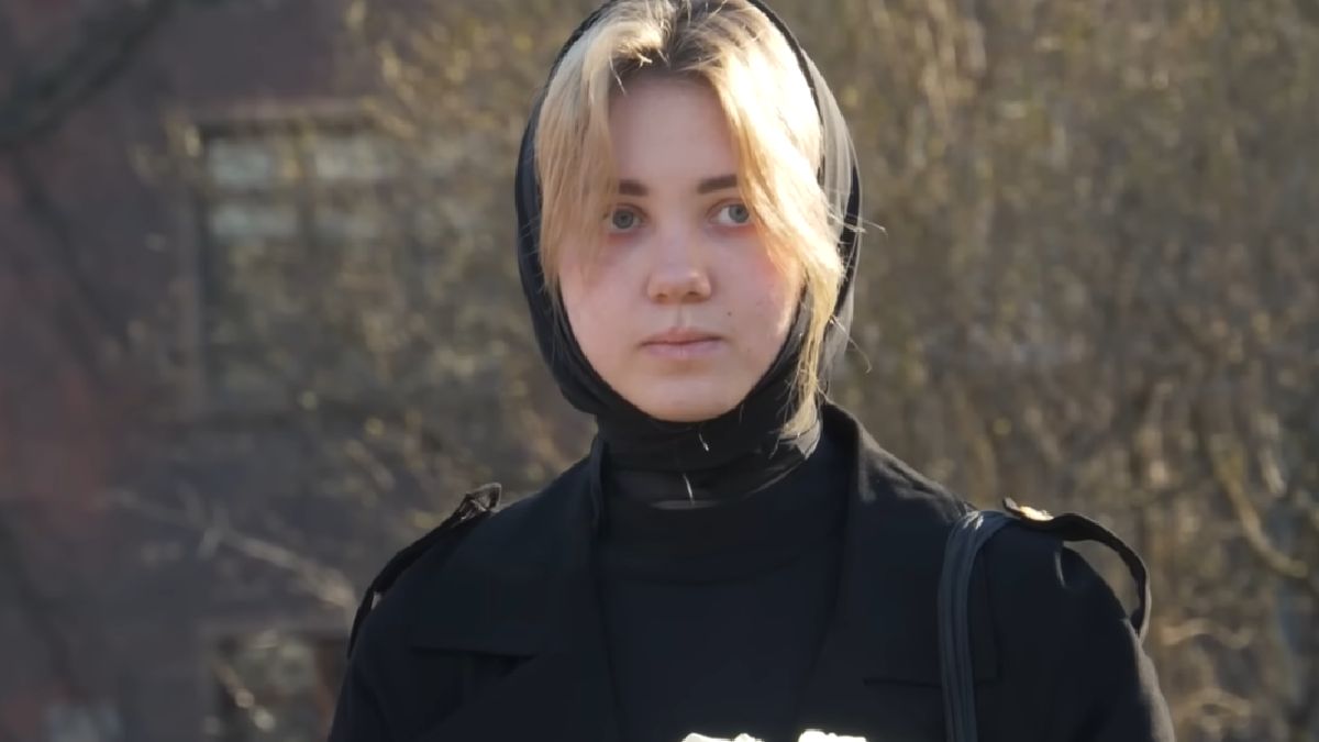 Młoda kobieta jest przeciwna wojnie.