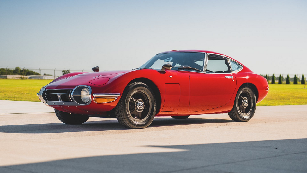 Przepiękne nadwozie Toyoty 2000GT było wzorowane na Jaguarze E-Type