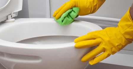 Biorę męski kosmetyk i czyszczę toaletę. Różnicę widać gołym okiem