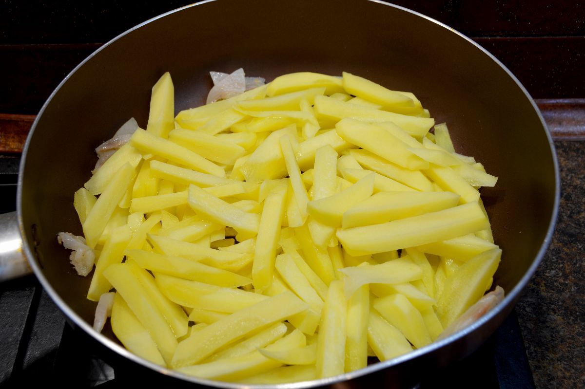 Pokrój ziemniaki i dosyp jeden składnik. Wyjdą frytki lepsze niż z McDonald's