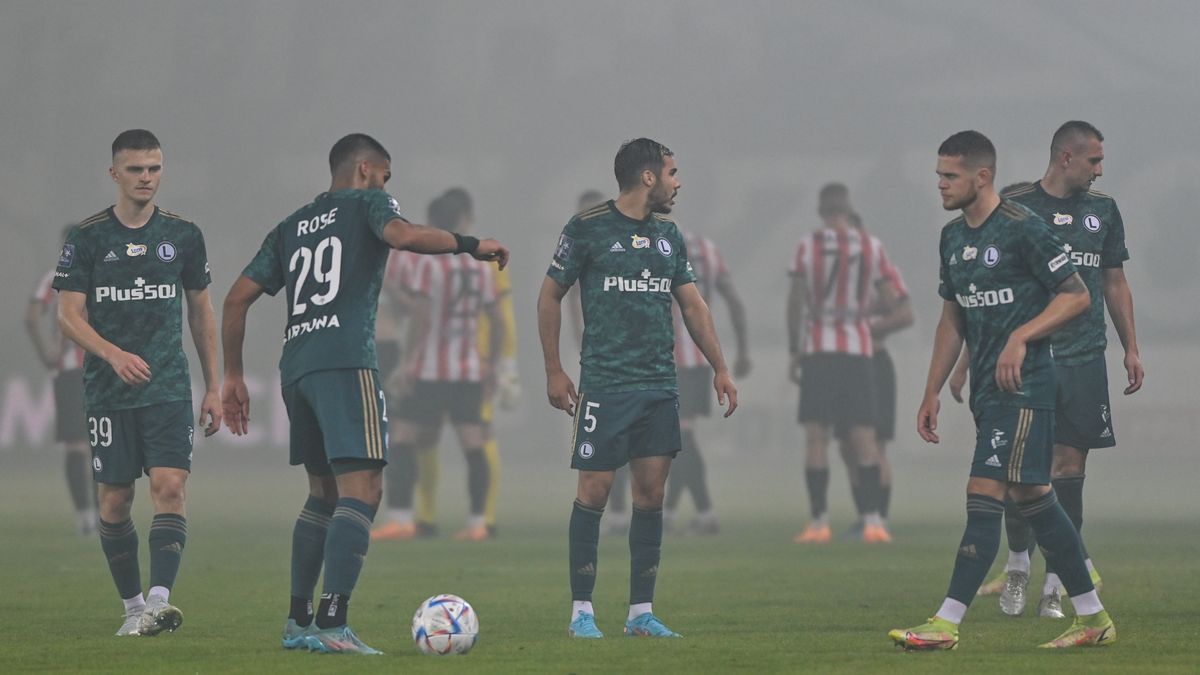 Players of both teams are waiting for the match to resume after the break caused by Cracovia fans, during Cracovia vs Legia Warszawa football match of the 3th round of Polish PKO Ekstraklasa, in Cracovia Stadium, Krakow. 
On Friday, July 29, 2022, in Krakow, Lesser Poland Voivodeship, Poland. (Photo by Artur Widak/NurPhoto via Getty Images)