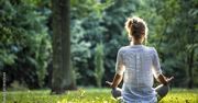 Trening jogi z muzyką na żywo w skierniewickim parku
