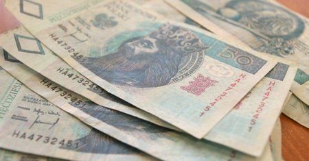 Płacili fałszywymi banknotami. Wpadli podczas kontroli. Grozi im do 10 lat więzienia