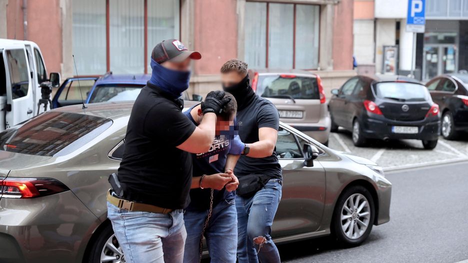 doprowadzenie na przes�uchanieKatowice, 01.08.2021. Kierowca miejskiego autobusu, kt�ry 31 lipca rano przejecha� w Katowicach 19-letni� dziewczyn�, doprowadzany na przes�uchanie do prokuratury w Katowicach, 1 bm. (mr) PAP/Andrzej Grygiel
UWAGA!!! ZAKAZ PUBLIKACJI WIZERUNKU ZATRZYMANEGO!!!Andrzej Grygielautobusu, doprowadzenie, kierowca, miejskiego, nastolatka, prokuratura, przes�uchanie, BINARY<(10) bytes>, wypadek