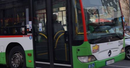 Kierowca autobusu MPK zasłabł i wjechał na pas zieleni. W jego krwi wykryto kokainę