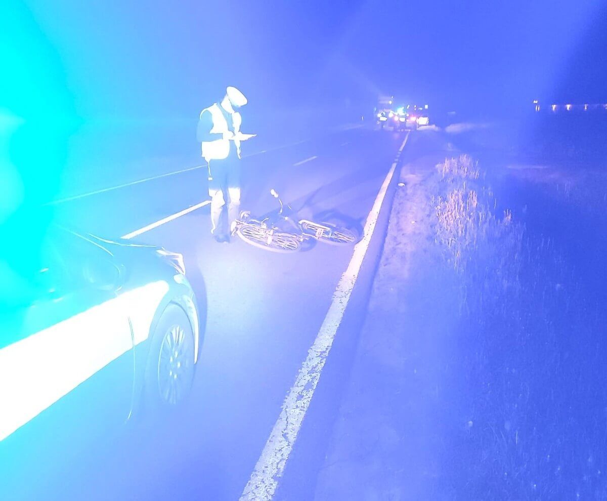 W nocy stał na środku drogi. Zginął potrącony