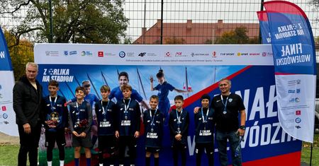 Z podwórka na wielki stadion. Młodzi poznaniacy ze Szkoły Podstawowej nr 38 spełniają piłkarskie marzenia
