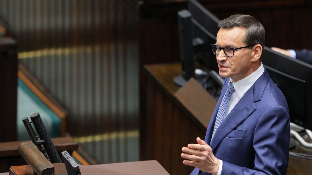 Warszawa, 29.11.2023. Premier Mateusz Morawiecki na sali obrad Sejmu w Warszawie, 29 bm. Posłowie zajmują się informacją Prezesa Rady Ministrów w sprawie protestów polskich transportowców i rolników na granicy polsko-ukraińskiej. (jm) PAP/Paweł Supernak