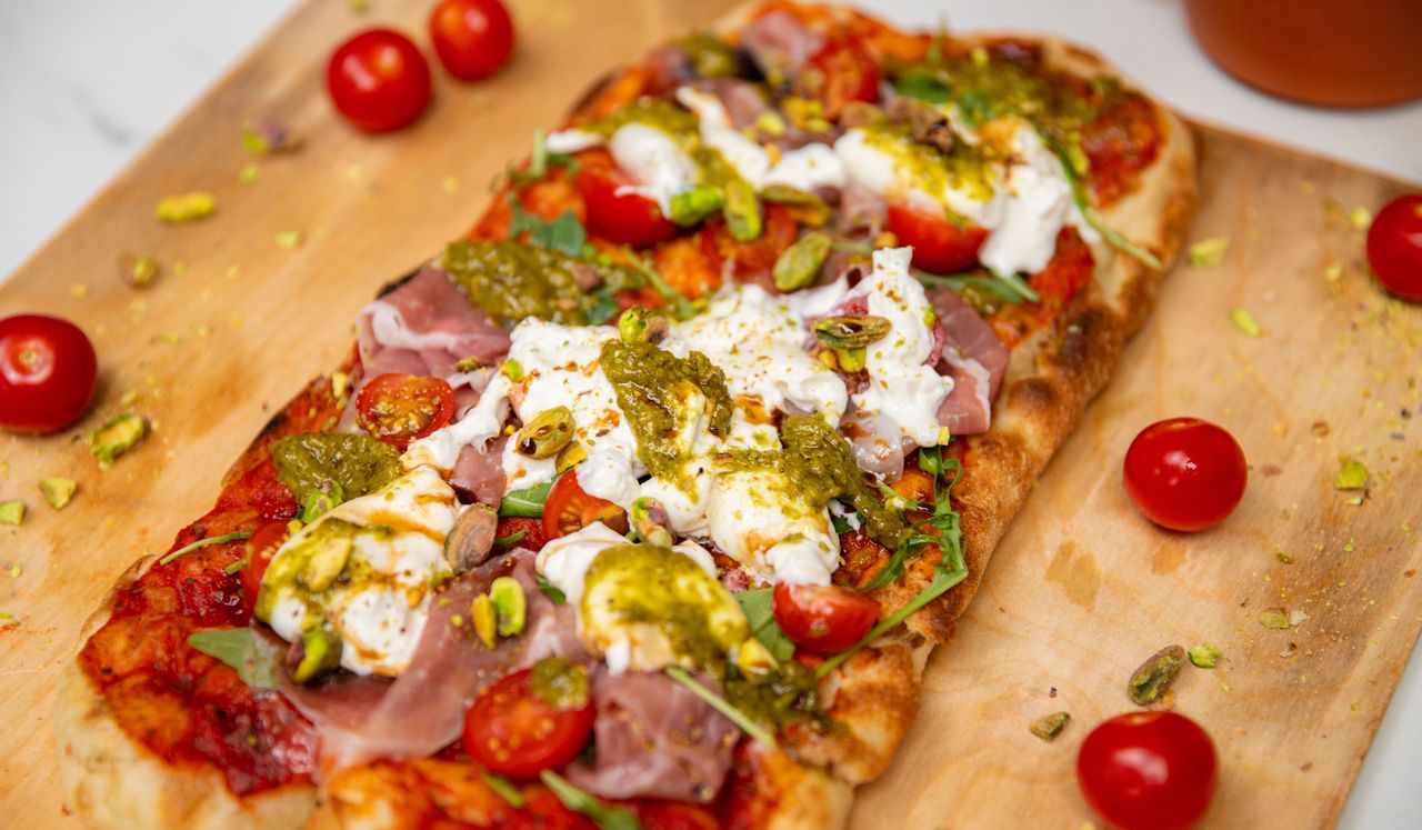 Podaj pinsę w taki sposób, a goście zaniemówią z wrażenia. Zwykła pizza pójdzie w odstawkę