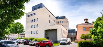 Dyrektor szpitala tłumaczy się z zarobków. Mówi o nagonce na lekarzy
