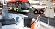 Wjechał autobusem na przejazd kolejowy. W tym momencie zamknęły się szlabany