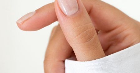 Wygląda jak błyszczyk do ust. Modny manicure podbija sieć