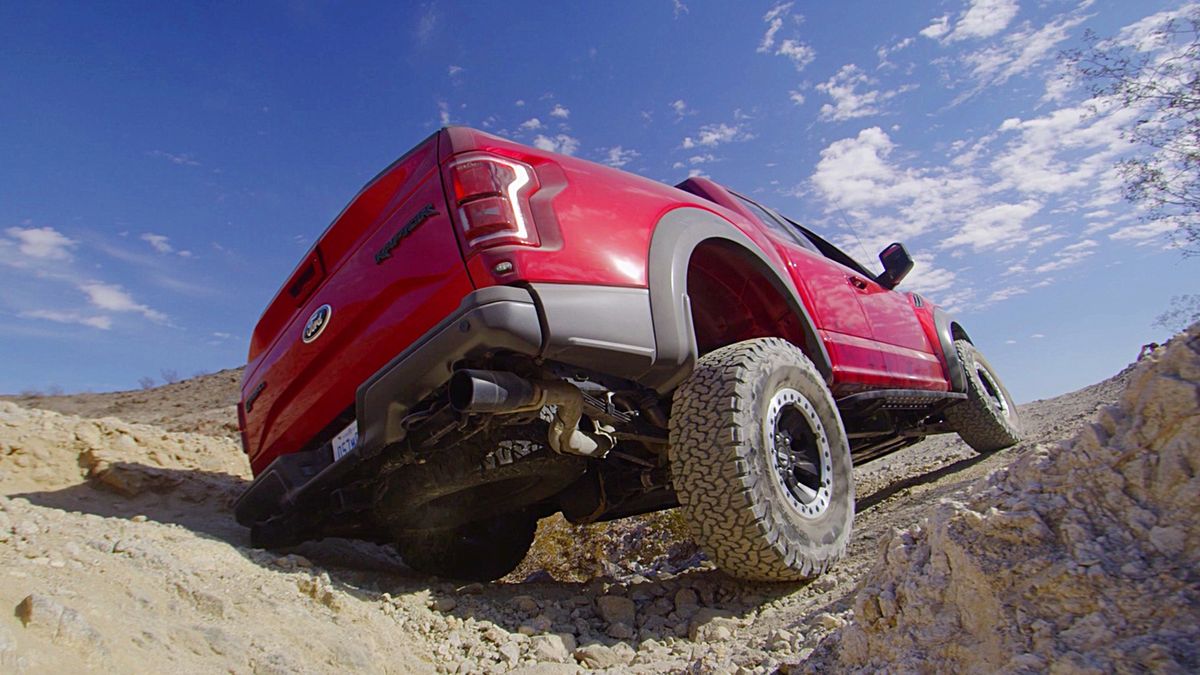 Wystająca końcówka wydechu zmniejsza kąt zejścia