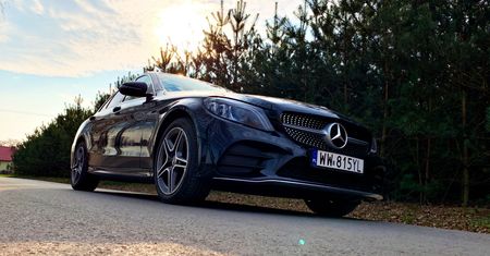 Jeździłem Mercedesem klasy C. Oto jak powinny wyglądać cyfrowe zegary
