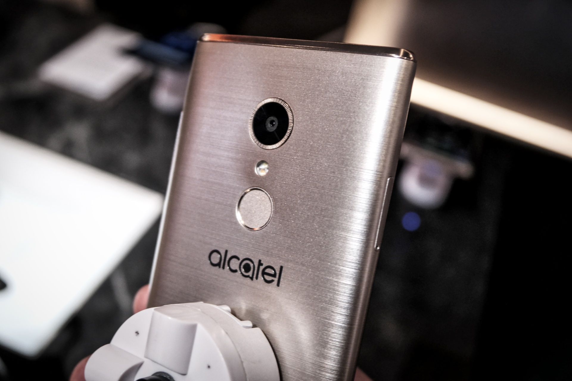 Alcatel 5, czyli bardzo nietypowy pomysł na małe ramki. Widziałem ten dziwaczny telefon na żywo 9
