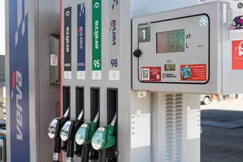 Tańsze paliwo zostanie z nami dłużej. Rząd podał kolejną datę